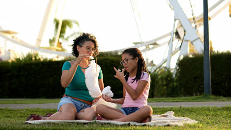 Mujer-Y-Niña-En-El-Parque-De-Atracciones